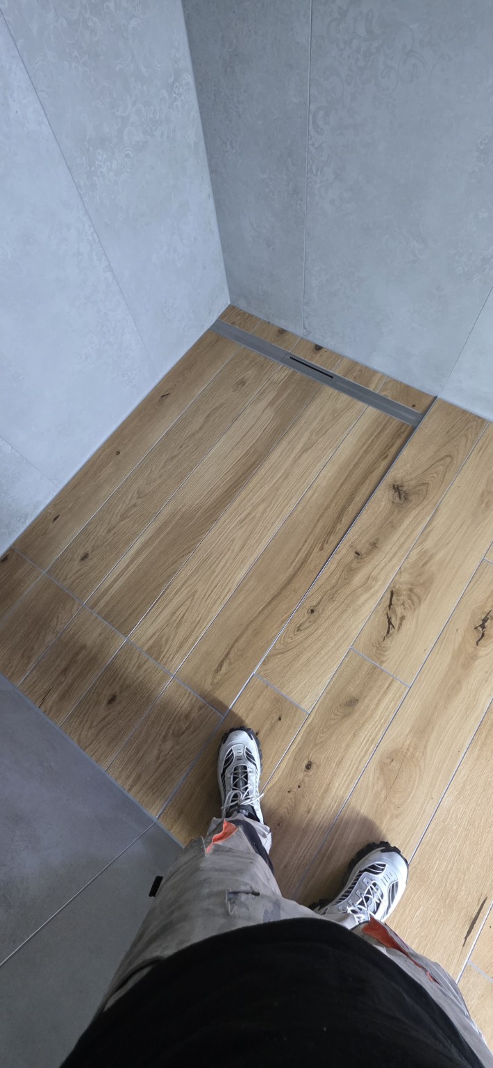 Fertig verlegte Holzoptikfliesen im Duschbereich